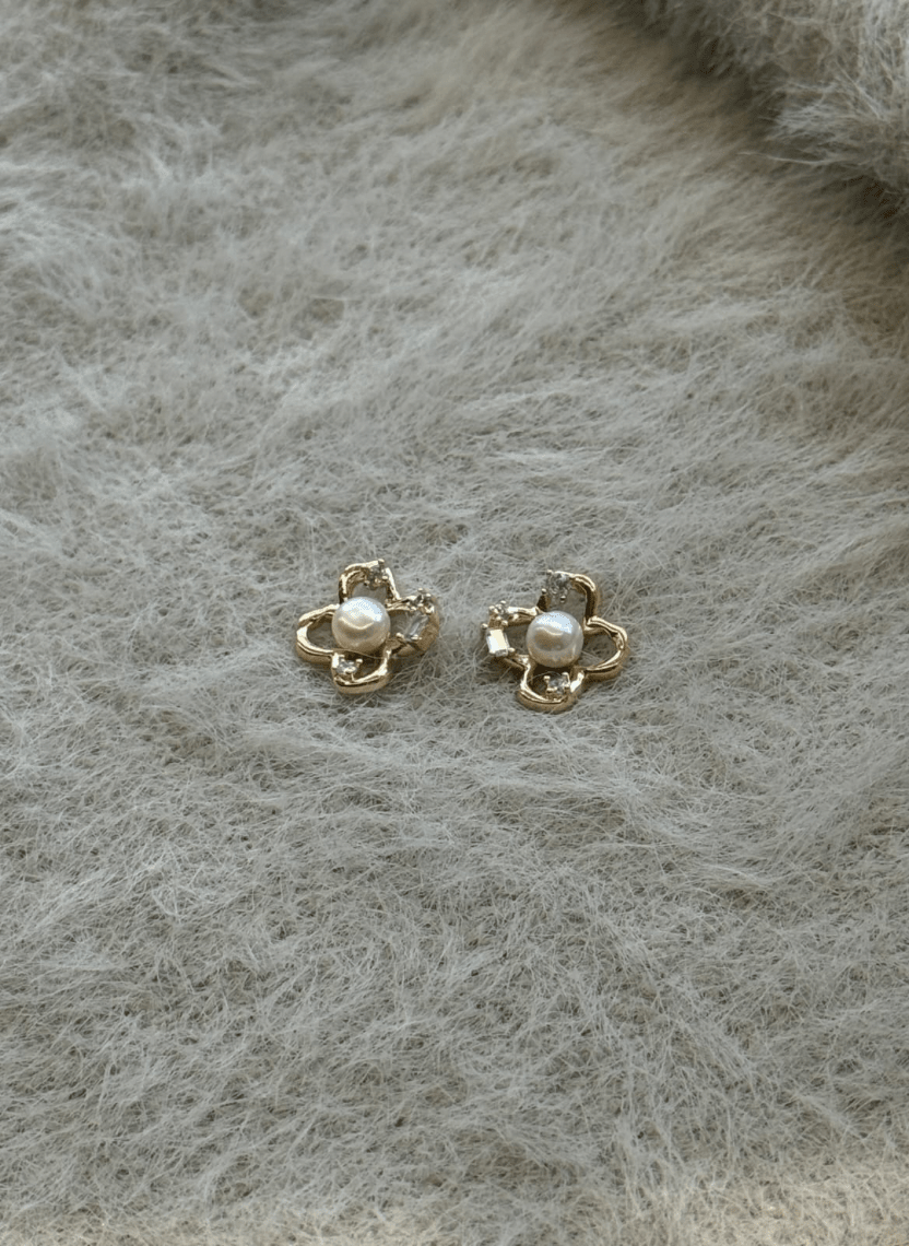 Daisy Pearl Stud Earrings - NAK-EAR-007 - Luxeria